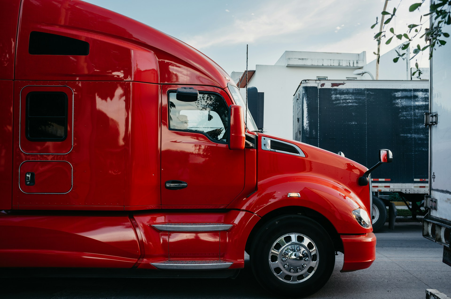 What Makes Custom Fleet Graphics Work for Trucking in February